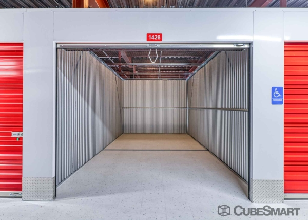 Facility photo: //images.sparefoot.com/medium/227636695f7c8449ad2.jpg