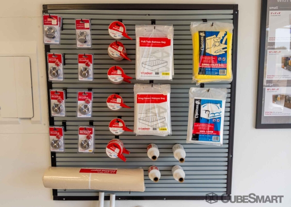 Facility photo: //images.sparefoot.com/medium/2276836883555845ee3.jpg