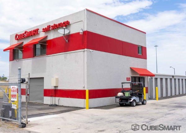 Facility photo: //images.sparefoot.com/medium/227683689071af50ef4.jpg