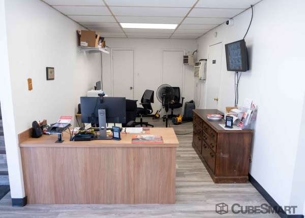 Facility photo: //images.sparefoot.com/medium/2276836943cd9f5e53b.jpg