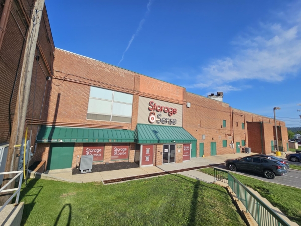 Facility photo: //images.sparefoot.com/medium/2278286877cb0453fc9.jpg