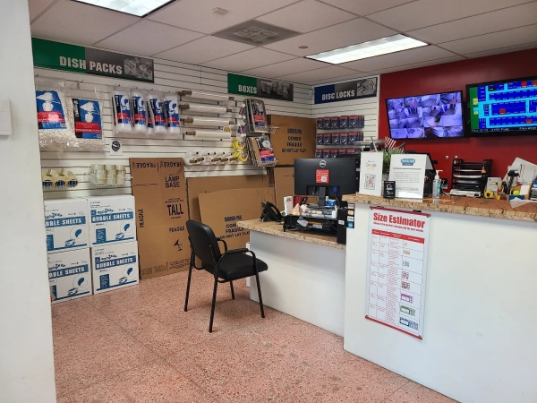 Facility photo: //images.sparefoot.com/medium/22798868a3862d4914b.jpeg