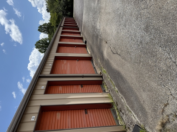 Facility photo: //images.sparefoot.com/medium/22801369e7c2aa4e9a4.jpeg