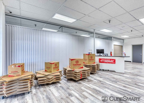 Storage Units at CubeSmart Self Storage - 3115 South Lake Drive - 3115 South Lake Drive