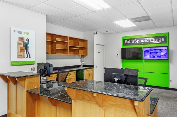 Facility photo: //images.sparefoot.com/medium/22835069943214ada9e.jpg