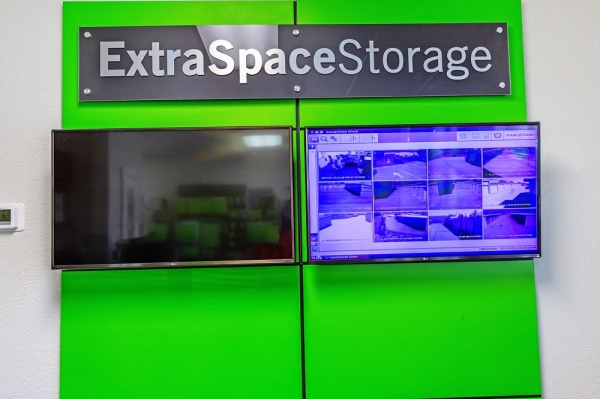 Facility photo: //images.sparefoot.com/medium/228350699432181fa4a.jpg