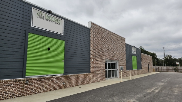 Facility photo: //images.sparefoot.com/medium/2283596896320e6d6ab.jpg