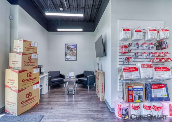Facility photo: //images.sparefoot.com/medium/228367688333c5f132f.jpg