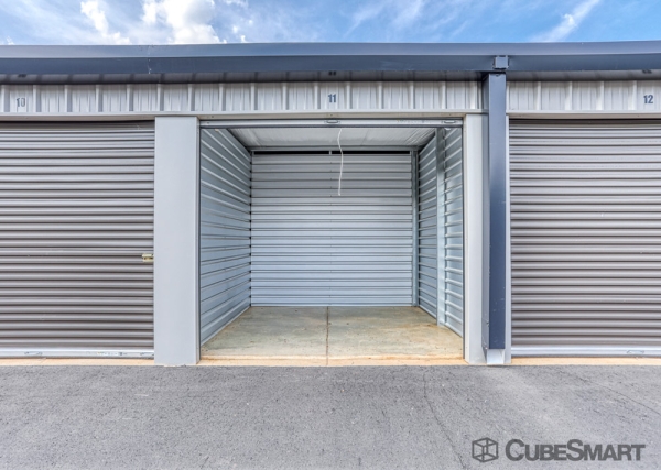 Facility photo: //images.sparefoot.com/medium/228434687f4c4c3c1f3.jpg