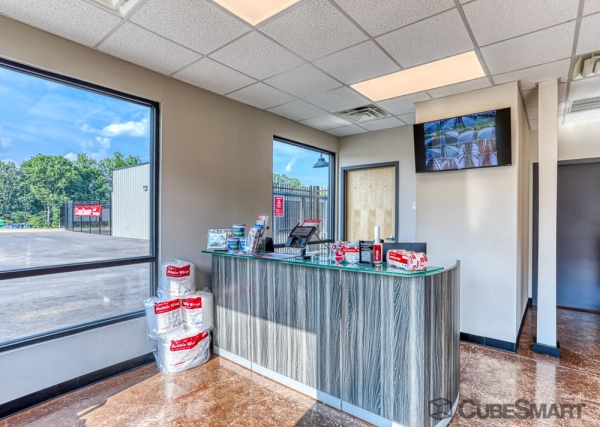 Facility photo: //images.sparefoot.com/medium/228434695f7658e9e2f.jpg