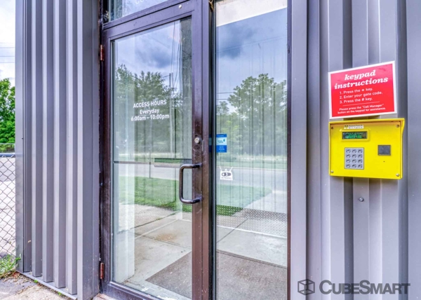Facility photo: //images.sparefoot.com/medium/228545688c71280d13a.jpg