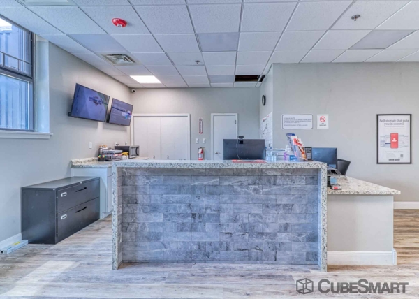 Facility photo: //images.sparefoot.com/medium/228545698d9a01884e1.jpg