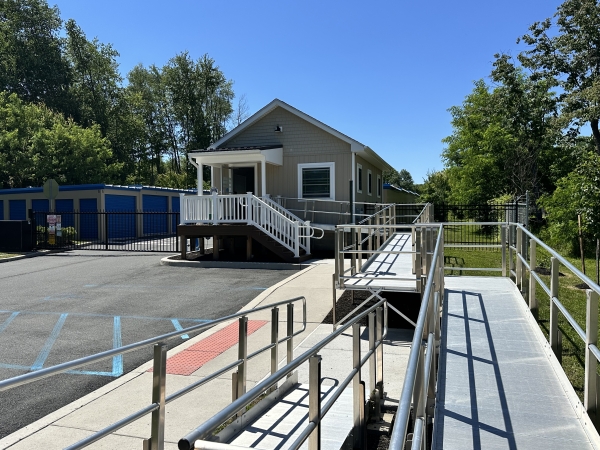 Facility photo: //images.sparefoot.com/medium/2285966a208221dfdc2.jpg