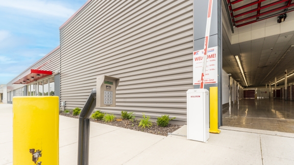 Facility photo: //images.sparefoot.com/medium/22869068c198de84923.jpg