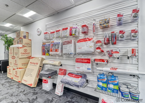 Facility photo: //images.sparefoot.com/medium/228761689065e8646a0.jpg