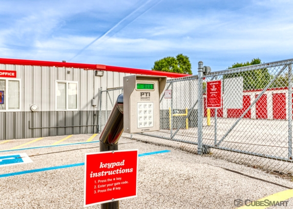 Facility photo: //images.sparefoot.com/medium/22881269720971f1fa2.jpg