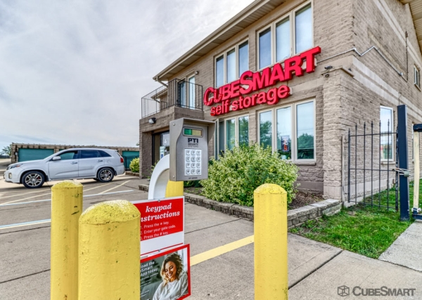 Facility photo: //images.sparefoot.com/medium/228814691f063470e6f.jpg