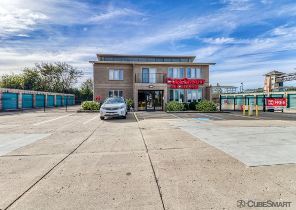 Facility photo: //images.sparefoot.com/medium/22881469df68257a021.jpg