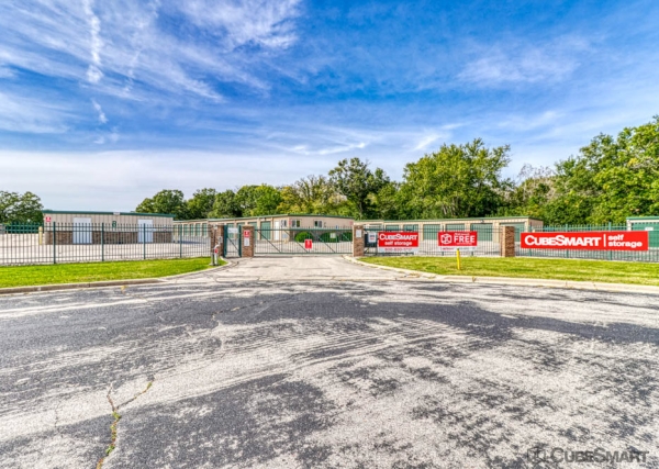 Facility photo: //images.sparefoot.com/medium/228815697750f30e6a1.jpg