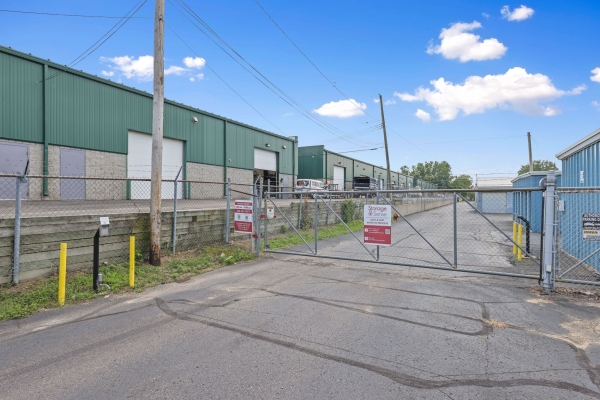 Facility photo: //images.sparefoot.com/medium/22884568ae0bd9bff53.jpg