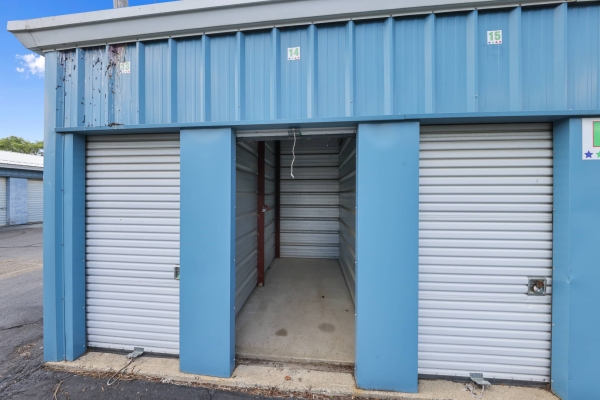 Facility photo: //images.sparefoot.com/medium/22884568ae0caadeaf0.jpg