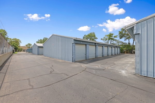Facility photo: //images.sparefoot.com/medium/22884568ae0d12cf1b3.jpg