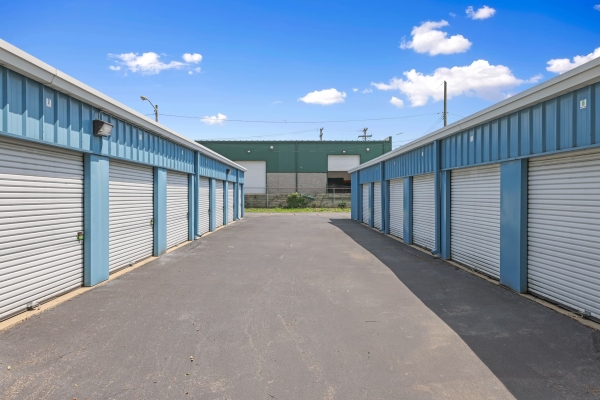 Facility photo: //images.sparefoot.com/medium/22884568ae0ee032aa9.jpg