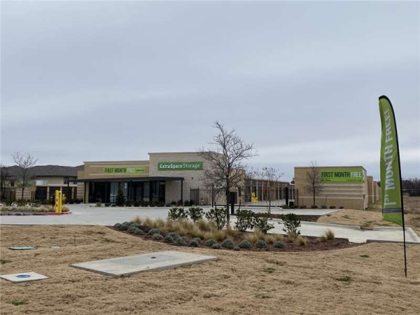 Storage Units at Extra Space Storage - 1939 - Arlington - W Sublett Rd - 1040 West Sublett Road