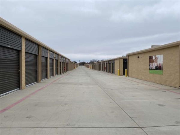 Storage Units at Extra Space Storage - 1939 - Arlington - W Sublett Rd - 1040 West Sublett Road