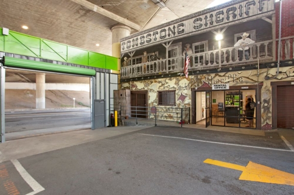 Facility photo: //images.sparefoot.com/medium/22891769942e08b692f.jpg