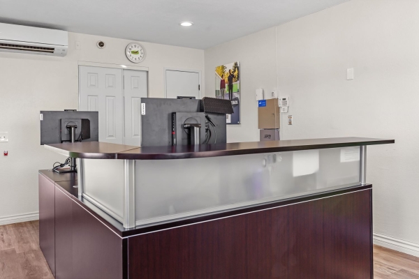 Facility photo: //images.sparefoot.com/medium/22891869942e1b07cda.jpg