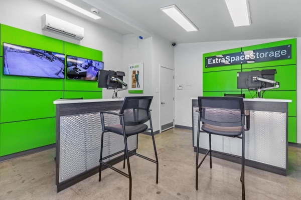 Facility photo: //images.sparefoot.com/medium/22892669942e1e29f65.jpg