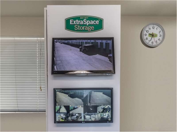 Facility photo: //images.sparefoot.com/medium/2289596994323e1979e.jpg