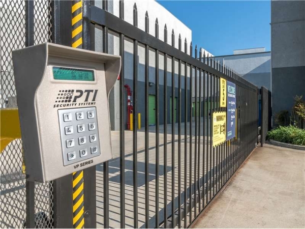 Facility photo: //images.sparefoot.com/medium/228960699432437cfc4.jpg