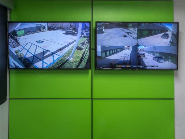 Facility photo: //images.sparefoot.com/medium/228960699432478ecac.jpg