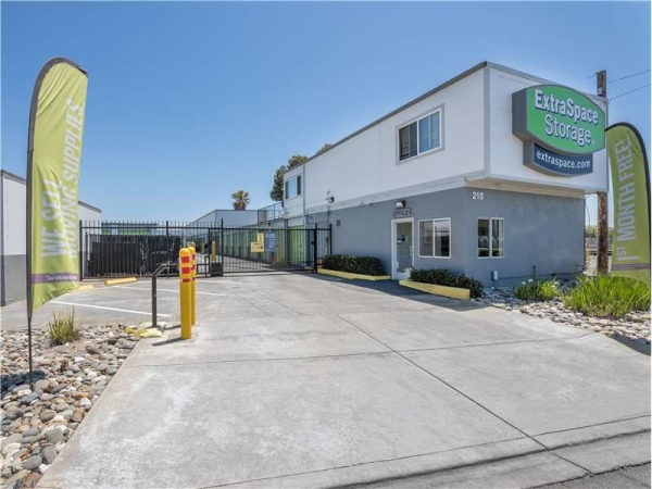 Facility photo: //images.sparefoot.com/medium/228964699432841a4e9.jpg