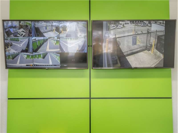 Facility photo: //images.sparefoot.com/medium/22896469943284e4fdf.jpg