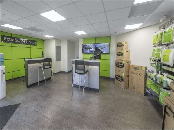 Facility photo: //images.sparefoot.com/medium/228967699432647157a.jpg