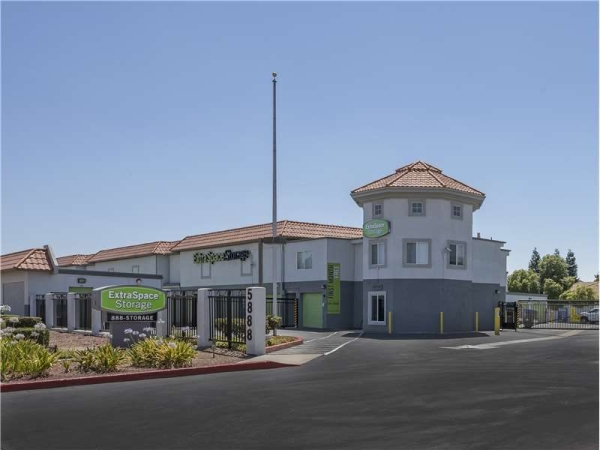 Facility photo: //images.sparefoot.com/medium/22896769943266df6fd.jpg