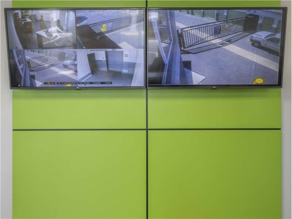 Facility photo: //images.sparefoot.com/medium/2289676994326796a45.jpg