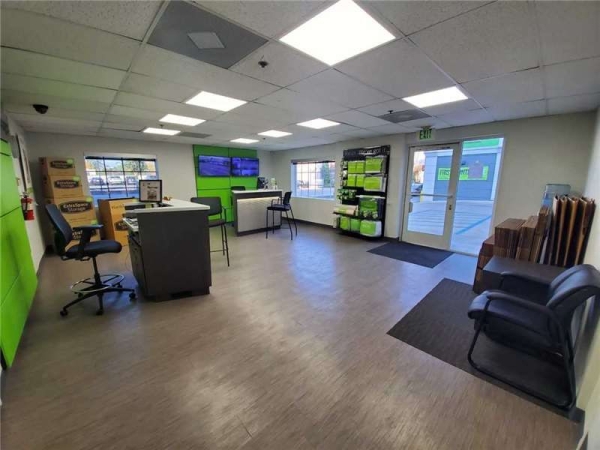 Facility photo: //images.sparefoot.com/medium/2289696994326632a21.jpg