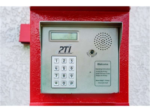 Facility photo: //images.sparefoot.com/medium/228971699432baece1b.jpg