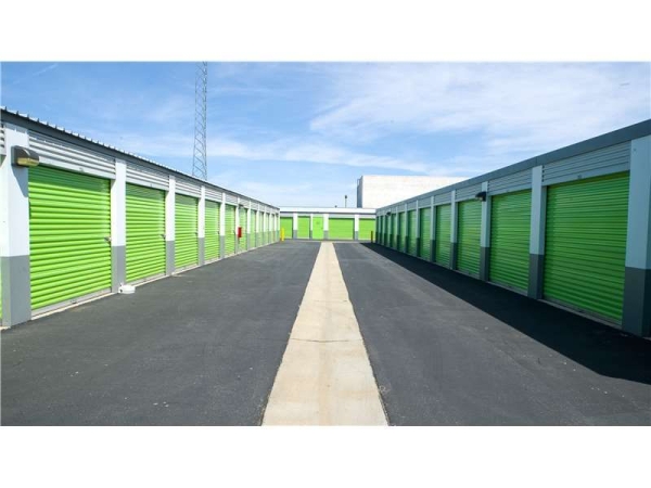 Facility photo: //images.sparefoot.com/medium/228974699432d6bd6b4.jpg