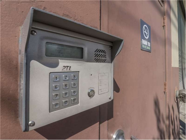 Facility photo: //images.sparefoot.com/medium/228982699433113de22.jpg