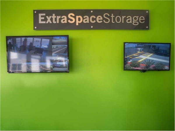 Facility photo: //images.sparefoot.com/medium/228996699432a208fa6.jpg