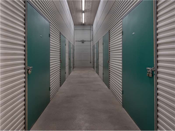 Facility photo: //images.sparefoot.com/medium/228999699433560a0e8.jpg