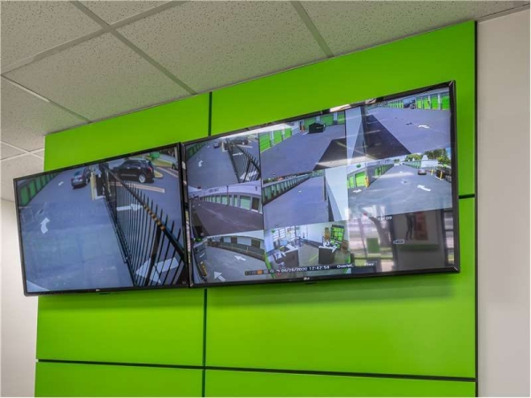 Facility photo: //images.sparefoot.com/medium/228999699433579d2f5.jpg