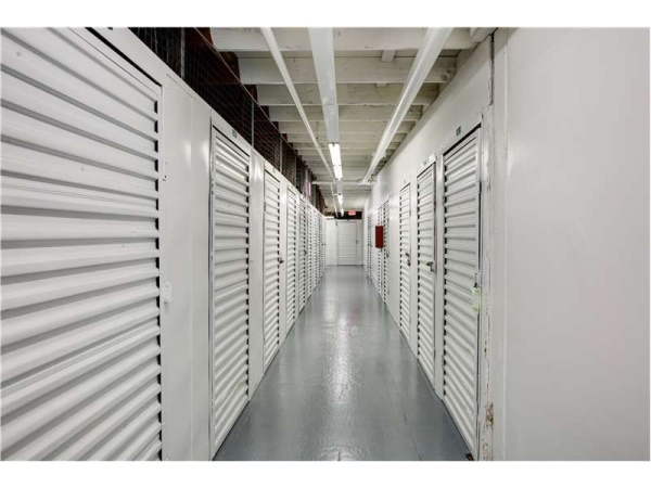 Facility photo: //images.sparefoot.com/medium/229012699432ca7e68c.jpg