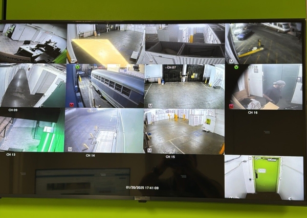 Facility photo: //images.sparefoot.com/medium/229012699432cc3276f.jpg