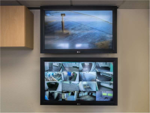 Facility photo: //images.sparefoot.com/medium/2290136994329bf32af.jpg